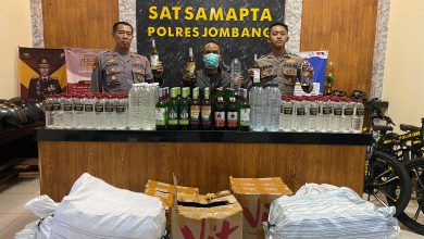 Photo of Polisi Gerebek Penjual Miras di Jombang, 493 Botol Miras Diamankan