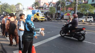 Photo of Jum’ at Berkah, Guru Bersama Siswa SMPN 4 Lamongan Berbagi Ratusan Nasi Bungkus