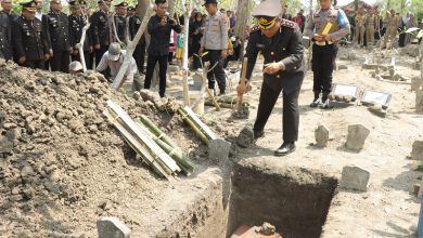 Photo of Kapolres Gresik Pimpin Upacara Pemakaman Aipda Wahyudi