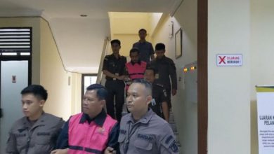 Photo of Ripangi Kades Batangsaren Bersama Komurozi Bendahara Desa Akhirnya Dijebloskan Bui Oleh Kejari Tulungagung