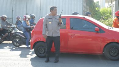 Photo of Kapolres Gresik AKBP Arief Kurniawan langsung Bantu Mengurai Kemacetan di Jalan Raya Manyar