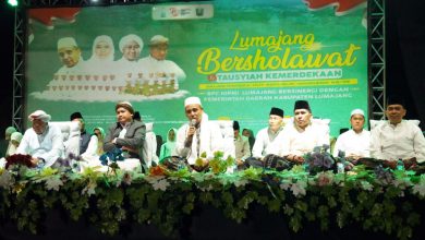 Photo of Wakil Ketua DPRD Kabupaten Lumajang H Akhmat ST Hadir Dalam Acara “Lumajang Bersholawat” Dampingi PJ Bupati Lumajang