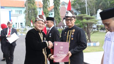 Photo of Kadis DPMD Sampang Mendapat Piagam Satyalancana Karya Satya Dari Presiden RI