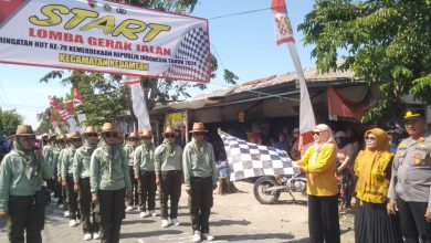 Photo of Ibu Camat Kedamean, Dipa Apsari Irwanto Turut Berangkat Peserta Gerak Jalan Peringatan HUT RI Ke-79 Tulung – Belahanrejo