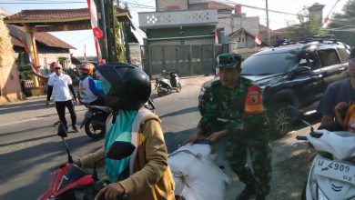 Photo of Sigap Babinsa Kepatihan Dorong Sepeda Motor Yang Mogok Saat Pengamanan Jalan Sehat