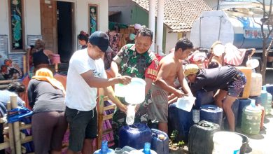 Photo of Pemkab Lumajang Bersama TNI Melalui BPBD Menginisiasi Program Pendistribusian Air Bersih Ke Desa-desa Terdampak