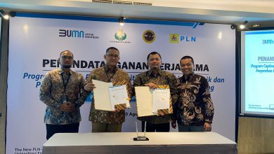 Photo of Kerjasama Strategis, PLN Teken Incentive Captive Acquisition dengan PT Petrokimia Gresik dan Perjanjian Kerja Sama Layanan Renewable Energy Certificate dengan PT Smelting