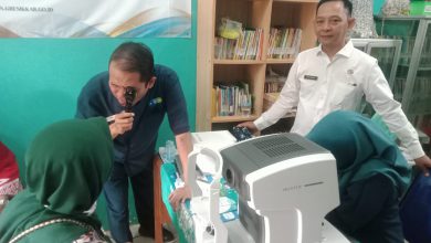 Photo of Pemdes Pongangan Gresik Gelar Bakti Sosial Pemeriksaan Mata Berhadiah Kacamata Gratis