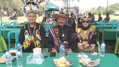 Photo of Nur Yahya, Anggota DPRD Kabupaten Gresik Terpilih Kenakan Kostum Dayak Ikuti Karnaval Di Dusun Sawen Desa Tanjung