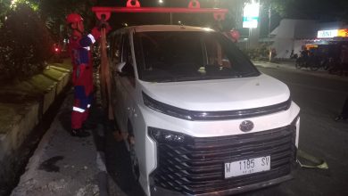 Photo of Team Rescue Evakuasi Ban Mobil Terperosok Ke Parit