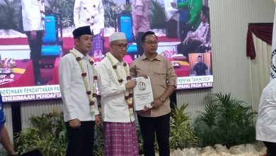 Photo of Daftar Ke KPUD Sampang Ribuan Massa Iringi Pasangan Mandat