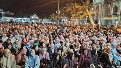 Photo of Ribuan Warga Ikuti Sholawat Bareng Hamed Uye dan Makan 300 Nasi Tumpeng di Desa Pangkahwetan