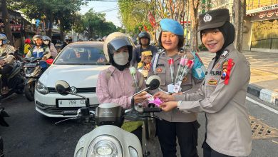 Photo of Srikandi Bhayangkara Polres Gresik Maniskan Pagi dengan Senyuman dan Cokelat