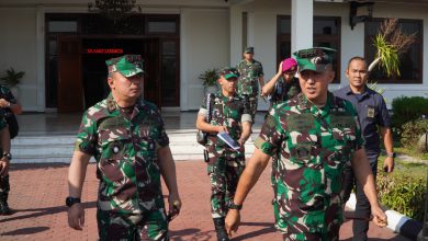 Photo of Berikan Penghormatan Kusuma Bangsa, Dankodiklatal Bersama Petinggi TNI Kunjungi Monumen KRI Nanggala-402