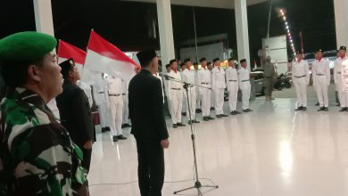 Photo of Camat Suryo Wibowo Kukuhkan 59 Anggota Paskibra Kecamatan Balongpanggang