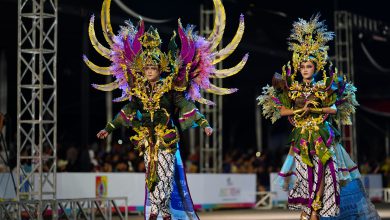 Photo of Artwear Petrokimia   Gresik Berbahan  Kantong Pupuk  Dipamerkan Di Jember  FAshion Carnaval (JFC) 2024