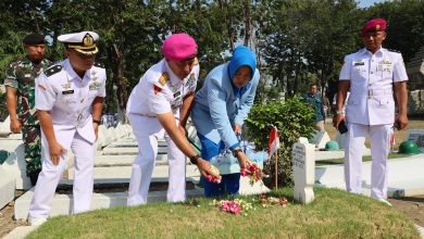 Photo of Peringati HUT Ke-79 TNI AL, Dankodiklatal Pimpin Ziarah di TMP 10 November Surabaya