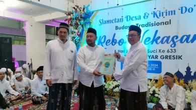 Photo of Hadiri Rebo Wekasan Desa Suci, Bupati Gus Yani Serahkan Sertifikat TKD