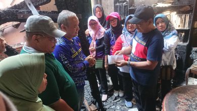 Photo of Bentuk Perhatian, Pemdes Randuagung Serahkan Bantuan Pada Korban Kebakaran Di Desanya