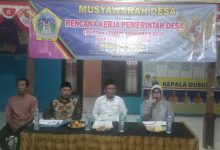 Photo of Pesan Sekcam Kedamean Kholifah Saat Hadiri Musdes RKPDes TA 2025 Dan DU tahun 2026 Desa Lampah