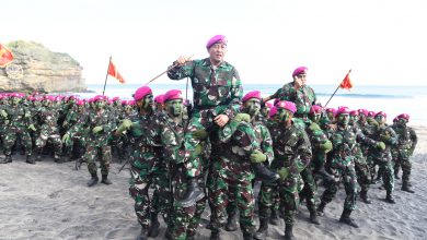 Photo of Dankodiklatal Saksikan Ratusan Prajurit Muda Didikan Kodikmar Kodiklatal Resmi Kenakan Baret Ungu Kebanggan Marinir