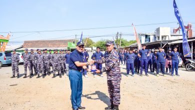 Photo of Lestarikan Pesisir Pantai, Lanudal Juanda Bersama Mahasiswa UHT Tanam Ribuan Bibit Mangrove