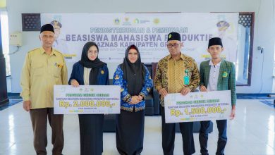 Photo of Peduli Pendidikan, Baznas Gresik Salurkan Ratusan Juta Untuk Beasiswa Produktif Mahasiswa Tahun 2024.