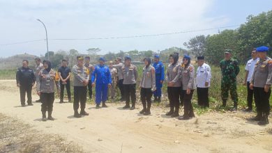 Photo of Perhutani KPH Blitar Dampingi Tim Mabes Polri Cek Lokasi, Studi Kelayakan Mako Polairut di Pantai Tambakrejo.