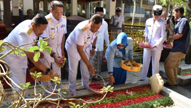 Photo of Jelang Peringatan HUT TNI ke-79, Wadan Kodiklatal Pimpin Ziarah Rombongan di Makam Gus Dur Jombang