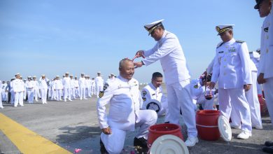 Photo of Syukuran Naik Pangkat, Ratusan Personel Puspenerbal Mandi Kembang di Apron Lanudal Juanda