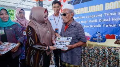 Photo of Prioritaskan Kesejahteraan Ekonomi Masyarakat, Pemerintah Kabupaten Gresik Salurkan 335 BLT