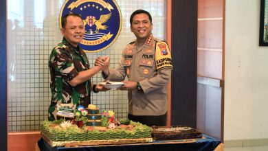 Photo of Komandan Puspenerbal Terima Kejutan Kue Ulang Tahun dari Polresta Sidoarjo H-1 HUT ke-79 TNl 2024