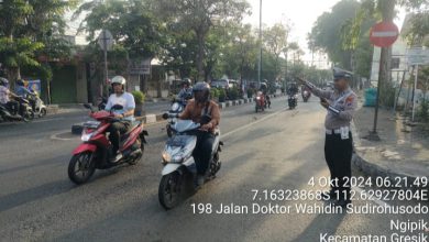 Photo of Satlantas Polres Gresik Terus Sigap Atur Lalu Lintas Demi Kelancaran Pengguna Jalan