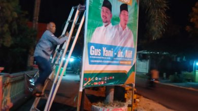 Photo of Bawaslu Gresik Respon Cepat APK Paslon di Pagar Balai Desa, Nadhori: Langgar Aturan, Pindahkan !!