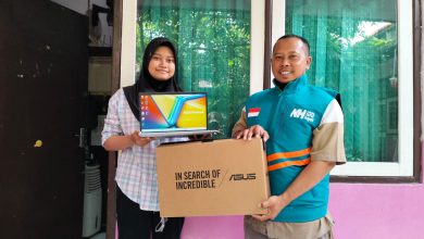 Photo of Mahasiswa Unesa Penyandang Disabilitas Asal Gresik Bergelimang Senyuman Dapat Bantuan Laptop dari Nurul Hayat