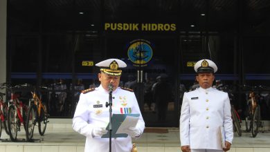 Photo of Jaya Selalu Di Darat, Laut dan Udara, Danpusdikhidros Kodiklatal Pimpin Upacara HUT Ke-79 TNI