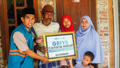 Photo of Hancur Berkeping-keping, Puluhan Warga Korban Gempa Bawean Dapat Bantuan Rumah Gratis dari Laznas Nurul Hayat