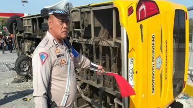 Photo of Rem Blong Bus Unita Membawa Rombongan Guru SMAN Kedungwaru Tulungagung Terguling