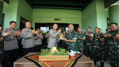 Photo of Solidaritas TNI-Polri Kian Menguat, Polres Gresik Beri Kejutan di HUT TNI ke-79 di Kodim 0817/Gresik