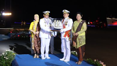 Photo of Wariskan Nilai Luhur Kepemimpinan, Dankodiklatal Hadiri Wisuda Purnawira Pati TNI AL