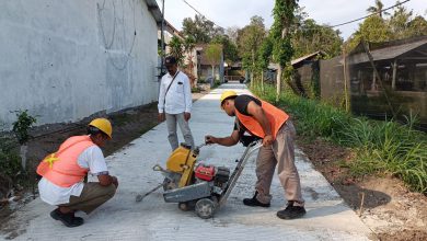 Photo of Kades Sumberingin Dampingi Ketua KKAD Sukses Bersama, Lakukan Pembenahan Pemotongan Untuk Deletasi Beton