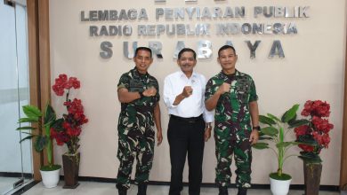 Photo of Semarakkan Momen Upacara Parade Surya Senja, Kodiklatal Silaturahmi ke RRI Surabaya