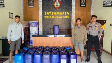 Photo of Polisi di Jombang Gagalkan Pengiriman 22 Jerigen Tuak Asal Tuban