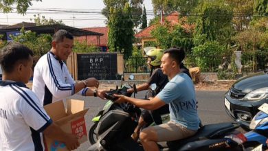 Photo of Jum’at Berkah, Kapolsek Menganti AKP Roni Ismullah Berbagi Nasi Ke Warga Dan Pengguna Jalan