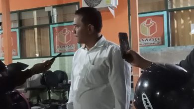 Photo of Pelapor Pencemaran Nama Baik Paslon Bupati Di Medsos Enggan Berkomentar Saat Dimintai Keterangan Awak Media