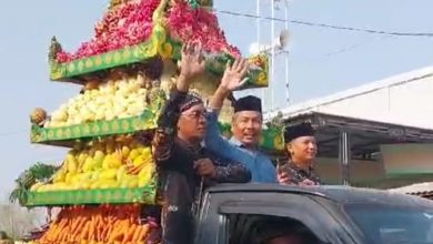 Photo of Warga Tambakrejo Guyup Rukun Ikuti Rangkaian Sedekah Bumi dan Arak Tumpeng