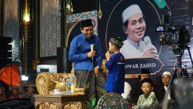 Photo of Ribuan Warga Desa Sungonlegowo Bungah Terkesima Pengajian Akbar KH Anwar Zahid di Momen Maulid Nabi