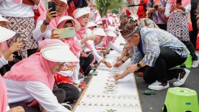 Photo of Kota Mojokerto Pecahkan Rekor MURI Mewarnai Batik