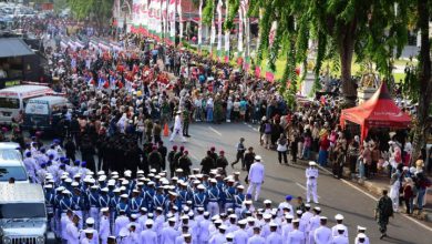 Photo of Lestarikan Tradisi Angkatan Laut, Wadan Puspenerbal Hadiri Parade Surya Senja di Gedung Negara Grahadi