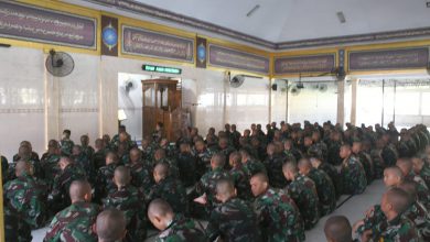 Photo of Komandan Kodiklatal Letjen TNI Mar Nur Alamsyah Sholat Jumat Bersama Siswa Dikmaba TNI AL